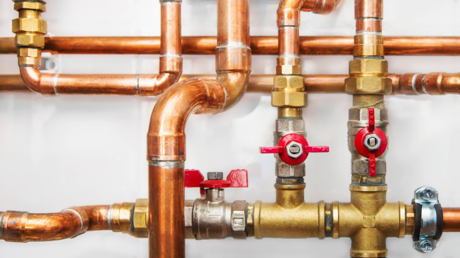 Foto van koperen gas- en waterleidingen