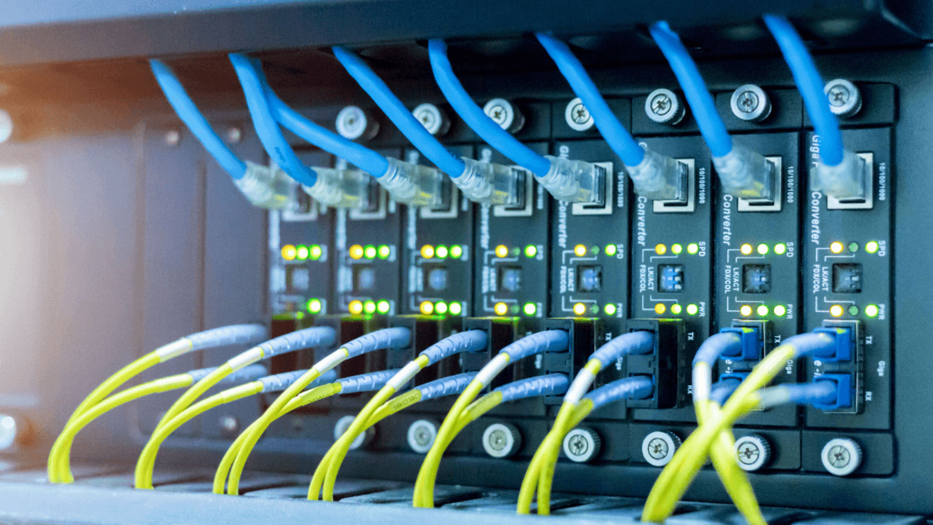 Foto van netwerkbekabeling en dataverbindingen